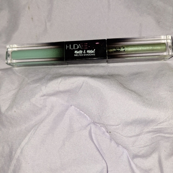 Huda beauty matte and metal melted eyeshadow - Picture 1 of 1